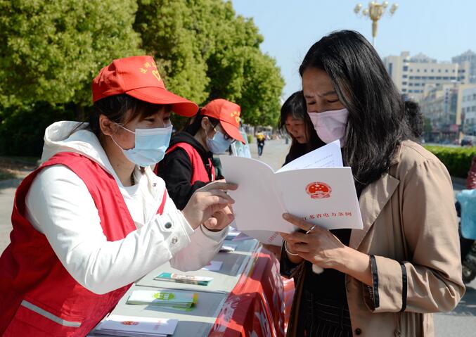 国网建湖供电广场宣传《江苏省电力条例》