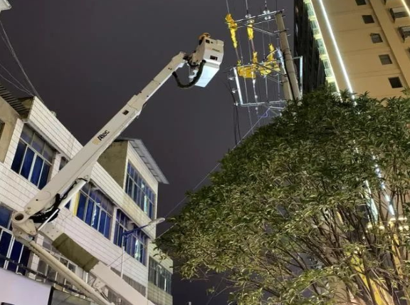 云南电网陆良供电局城区供电所冬夜抢修，杜绝用电隐患
