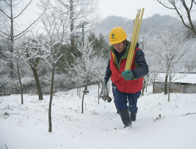 国网余姚市供电公司冰雪中的逆行者