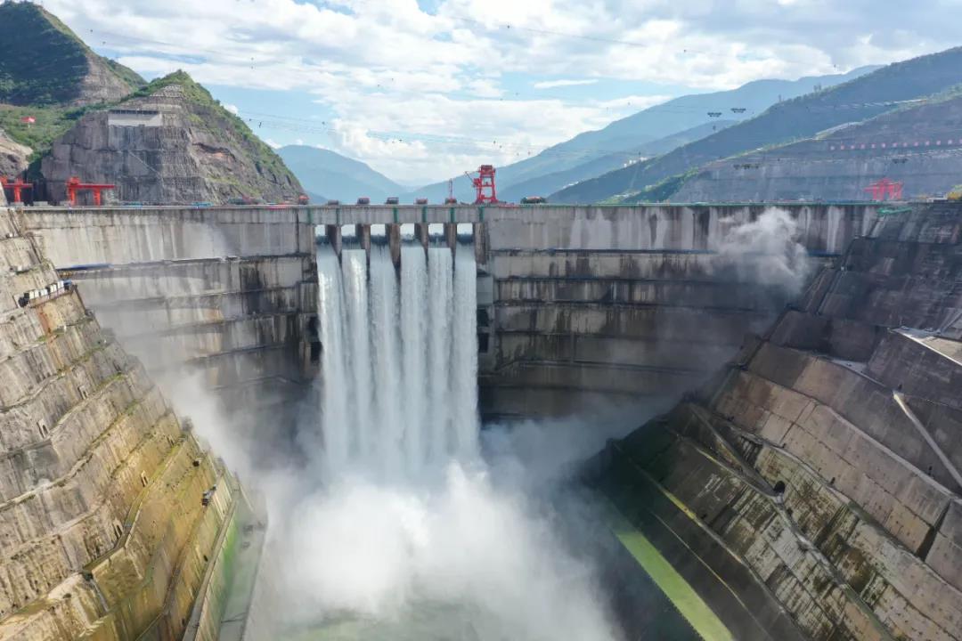 白鹤滩水电站大坝表孔首次过流
