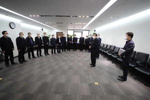 张玉卓到中国国新调研  看望慰问中央企业专职外部董事和企业一线干部职工