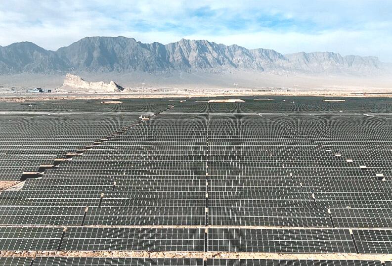 新疆巴楚地区单体最大光伏基地两个项目并网发电