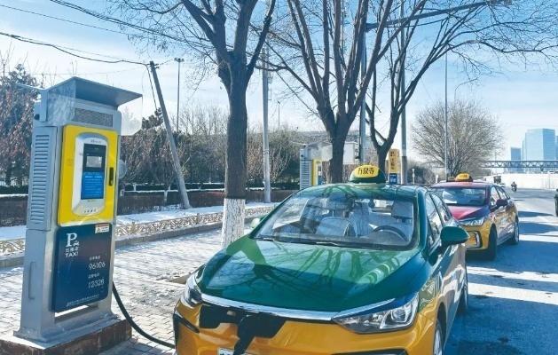 一天去四趟换电站，新能源出租车“不抗冻”怎么开