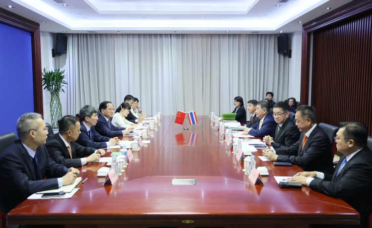 工业和信息化部部长金壮龙会见泰国副总理兼商业部长普坦