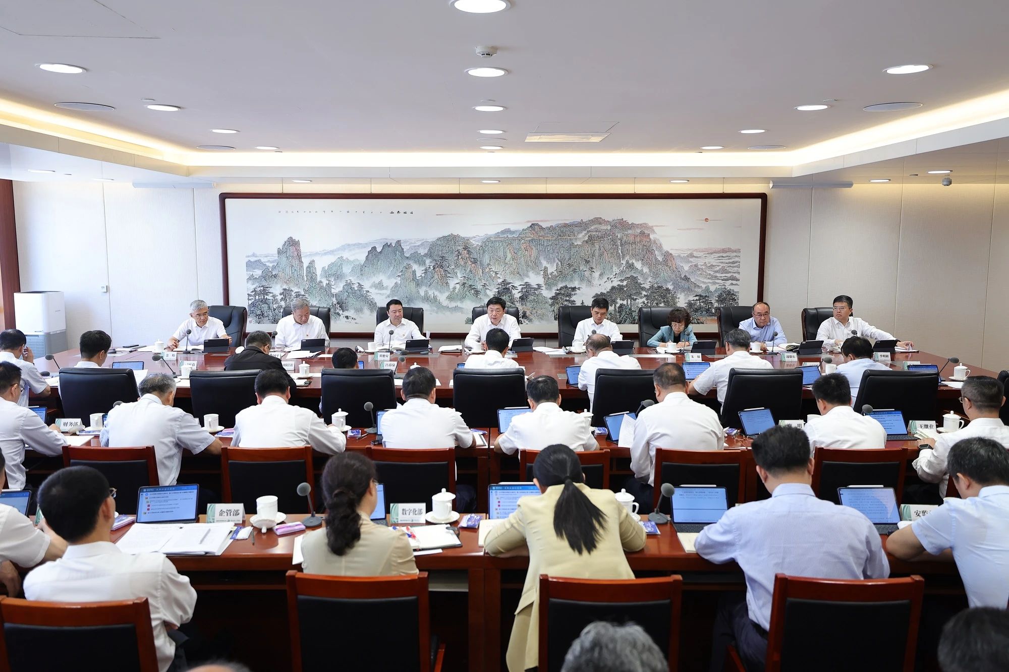 国家电网公司党组理论学习中心组专题学习《习近平关于国家能源安全论述摘编》 深入贯彻落实能源安全新战略