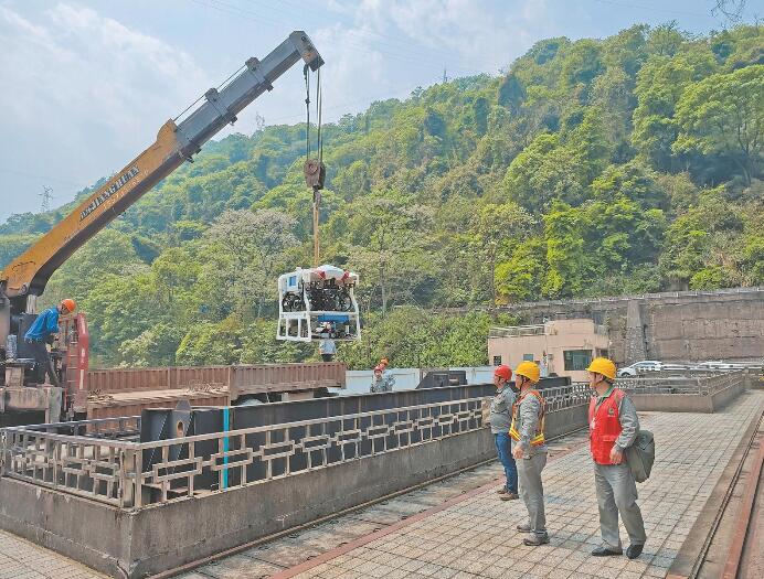 国网湖南电力公司自主研发水下巡检作业机器人
