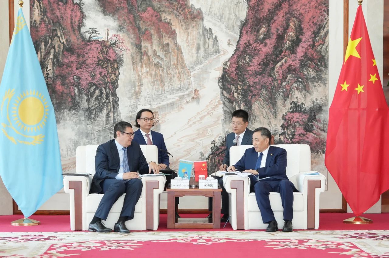中国能建党委书记、董事长宋海良与哈萨克斯坦能源部部长阿尔玛萨达姆·萨特卡利耶夫会谈
