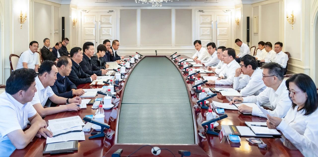 大唐集团总经理、党组副书记张传江与青海省海南州委书记吕刚、州长尕玛朋措会谈