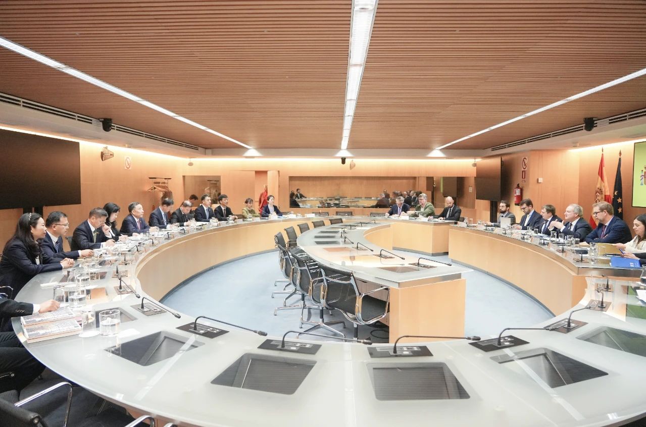 中国能建党委书记、董事长宋海良与西班牙工业和旅游大臣霍尔迪·埃雷乌会谈
