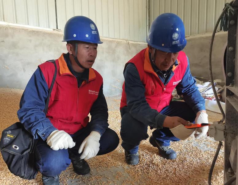 甘肃省古浪县：雪天上门服务为合作社复电
