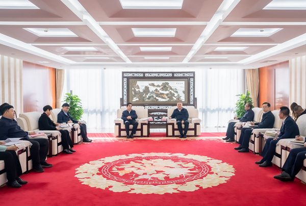 华电集团党组副书记、总经理叶向东与内蒙古自治区党委常委、包头市委书记丁绣峰会谈