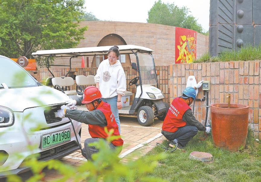 河南省洛宁县全电景区为三彩陶艺村添“彩”
