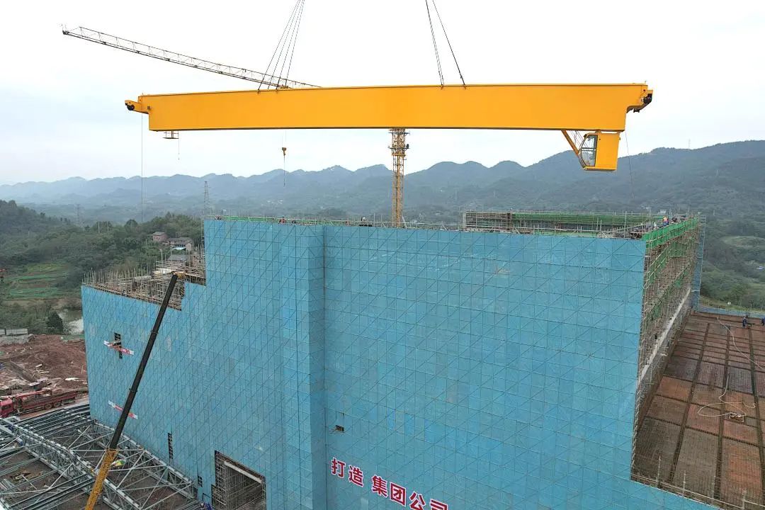 江津燃机项目主厂房行车吊装提前就位