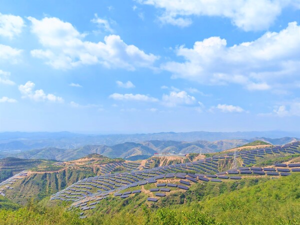 国网综能山西方山100兆瓦农光互补光伏复合项目全容量并网发电