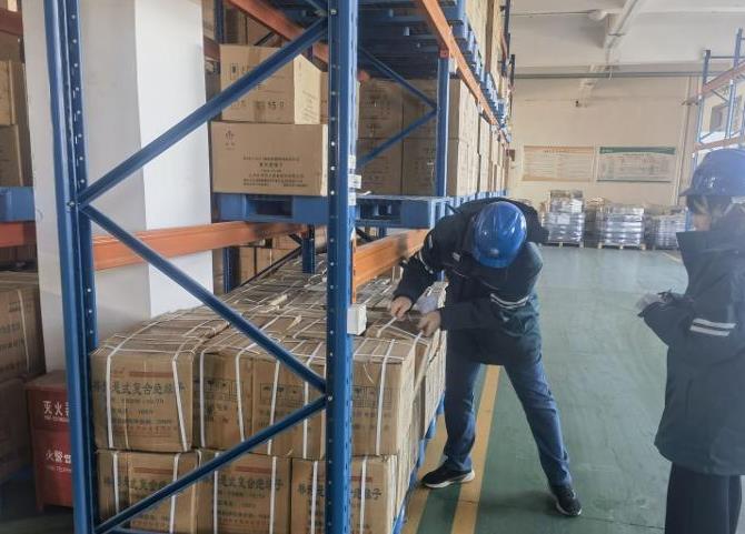 国网龙口市供电公司全面盘点仓库物资 保障电网物资供应