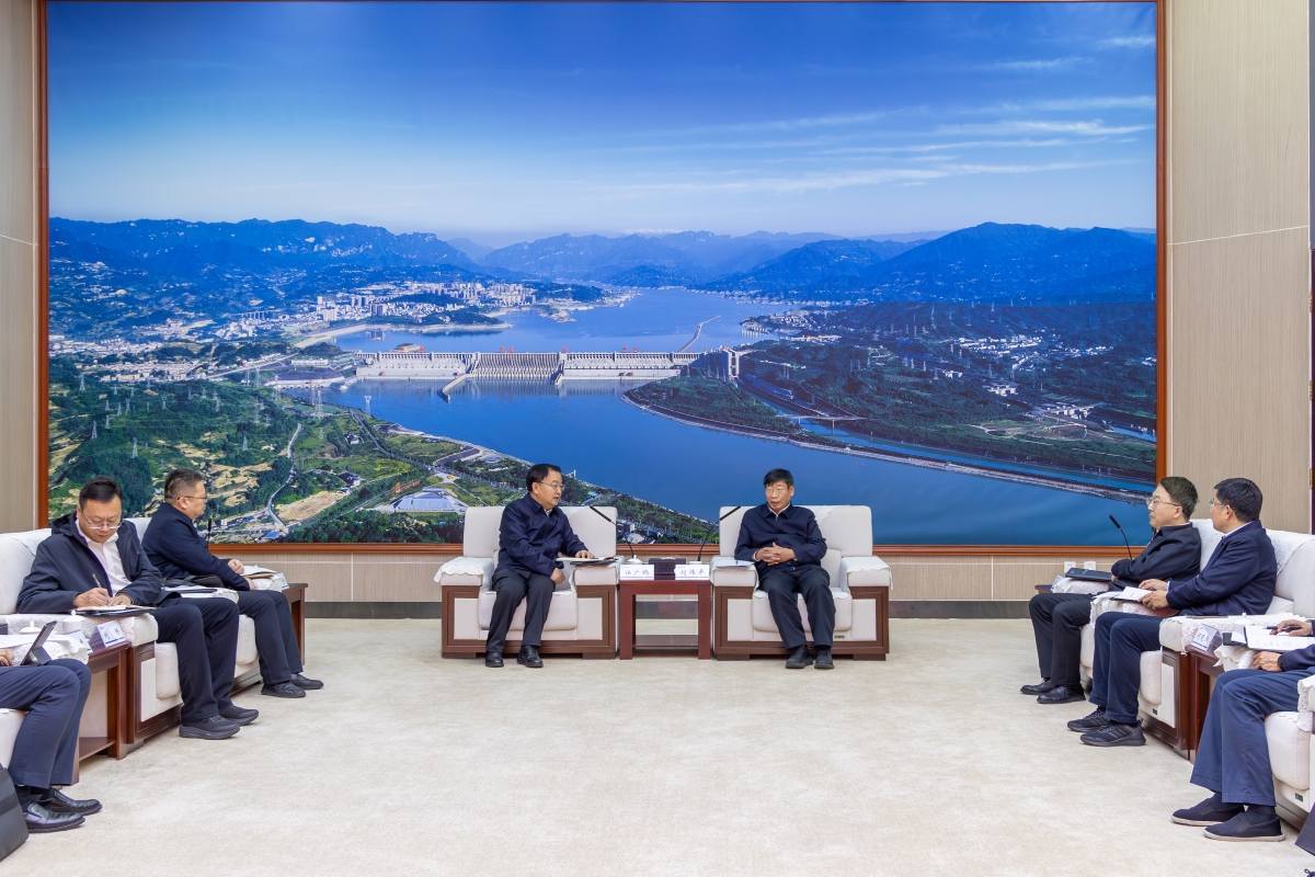 三峡集团与新疆维吾尔自治区巴音郭楞蒙古自治州座谈